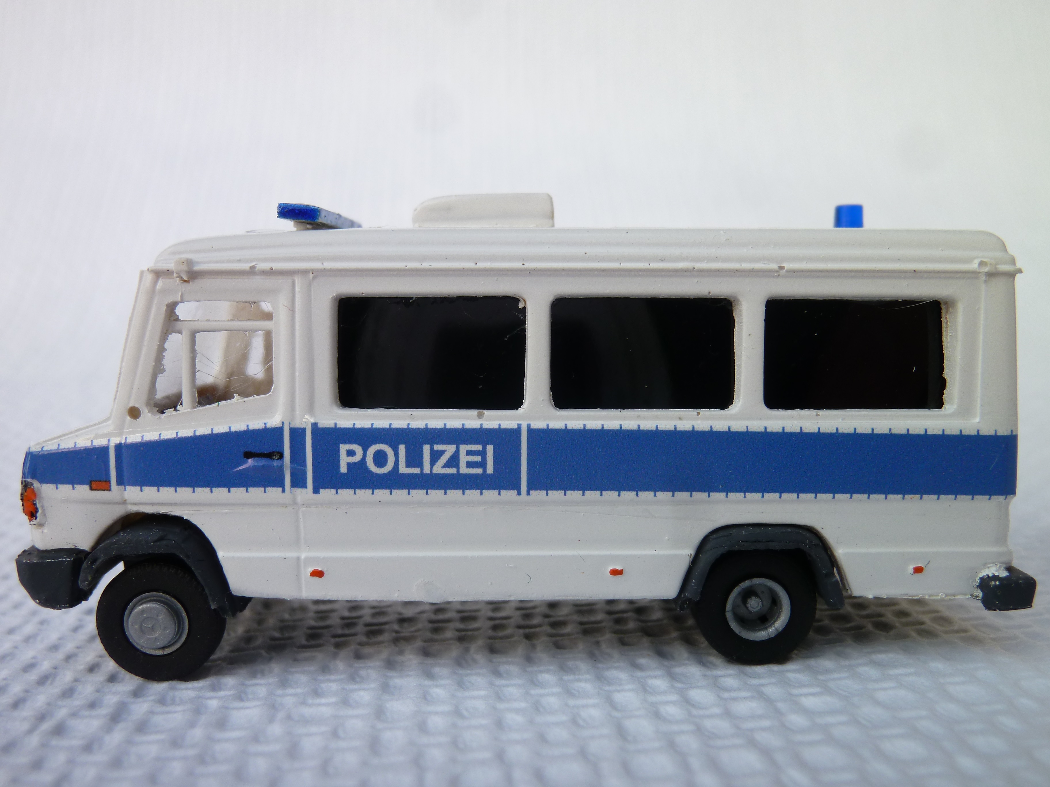 MB 711 Gruppenkraftwagen 711 der Polizei ( Bereitschaftspolizei )